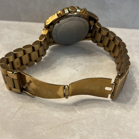 Michael Kors MK5605 Bradshaw Chronograph Gold Bracelet Women's Watch. - Picture 4 of 5